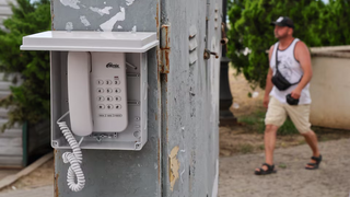 As war disrupts mobile networks, pay phones return to Crimea