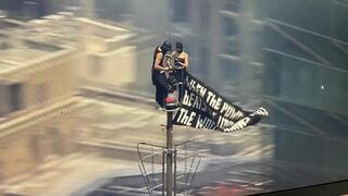 Two Empire State Building climbers unfurl peace banner, stage proposal at spire