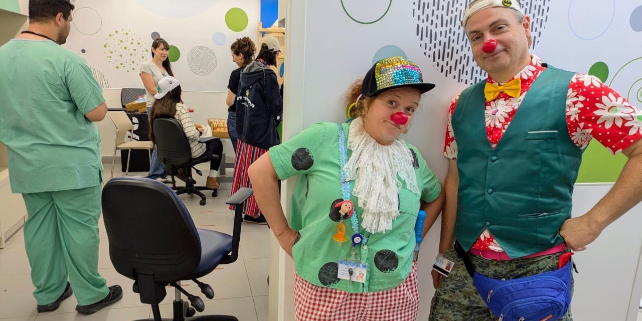 This clown eats bubbles, cracks jokes and helps Israeli children recover from trauma
