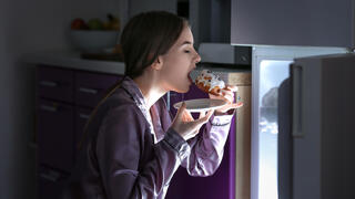 Waking up tired again? 7 reasons to stop eating two hours before bed