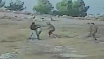 Palestinian attackers beat an off-duty IDF soldier and steal his rifle | Watch