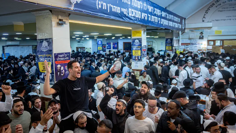 Despite war, record crowds head for Uman