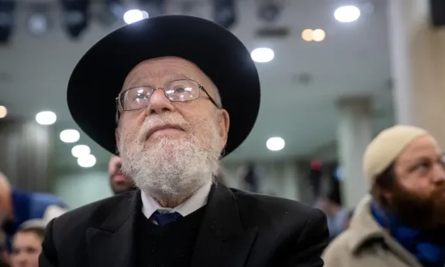 Rabbis rally behind Rabbi Dov Lior against former Chief Rabbi