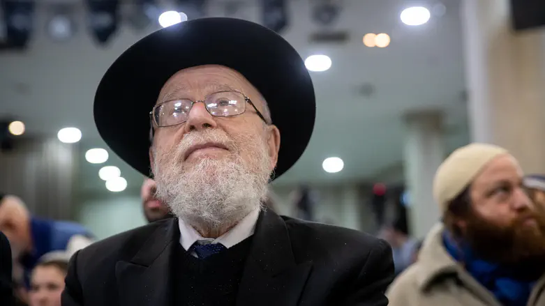 Rabbis rally behind Rabbi Dov Lior against former Chief Rabbi