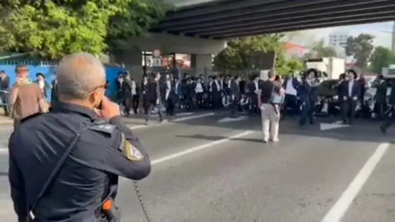 Haredi extremists block central Israel highway protesting draft dodger arrest