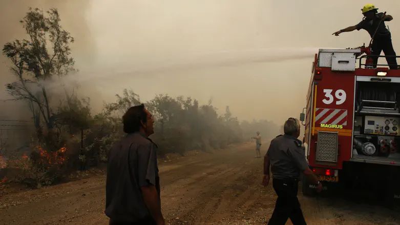 Massive wildfire spreading near Beit Shemesh, houses in Ksalon evacuated
