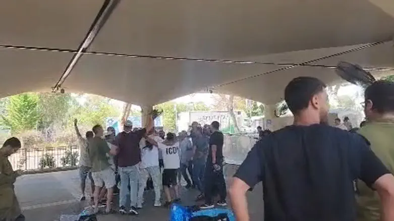 Watch: Unity between sectors at IDF induction base at Tel Hashomer