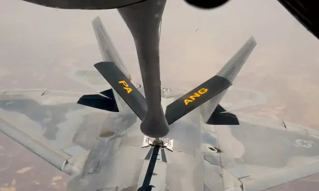 Watch: US F-22 refuels over the Middle East