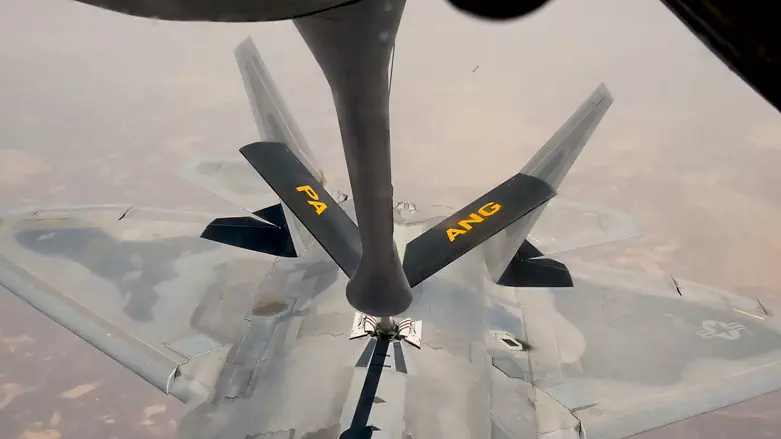 Watch: US F-22 refuels over the Middle East