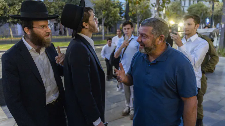 Retired general answers haredim who attacked him: ‘I’m not afraid of you’