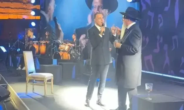 Watch: Chief Rabbi of Russia and Yaakov Shwekey perform duet