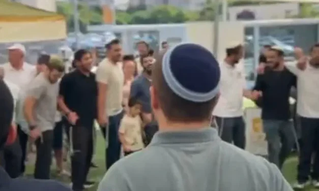 Watch: Yeshiva students dance at IDF enlistment center
