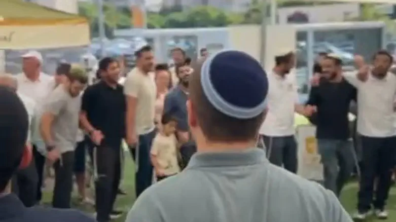 Watch: Yeshiva students dance at IDF enlistment center