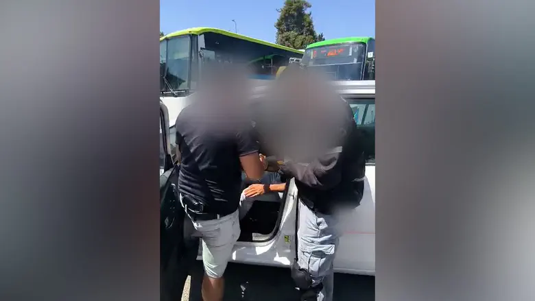 Taxi driver caught driving for 20 years without a license