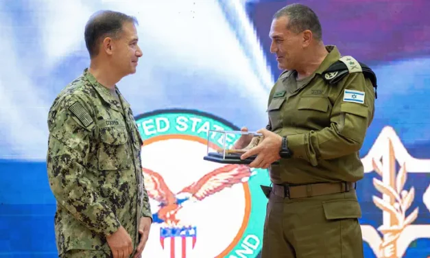 Ahead of the New Year: IDF Chief presents shofar to CENTCOM Commander