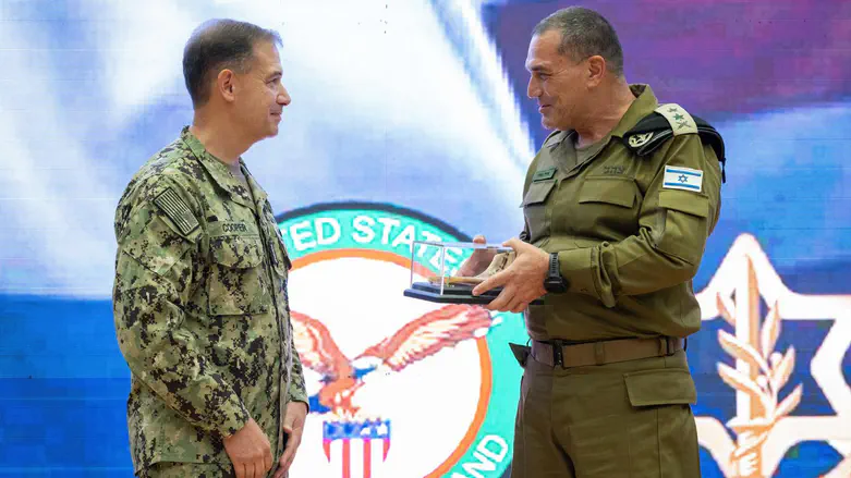 Ahead of the New Year: IDF Chief presents shofar to CENTCOM Commander