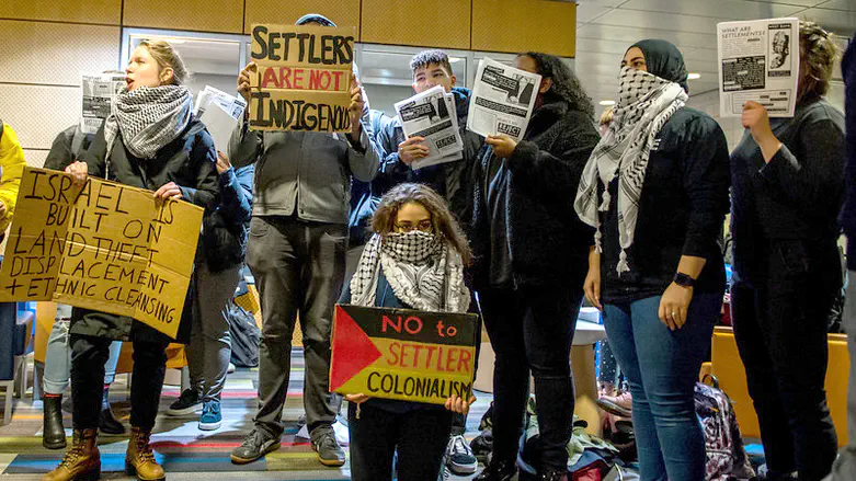 Psychological warfare by lecturers against Israeli students
