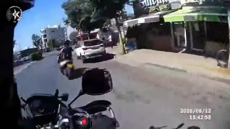 Police chase footage: Suspects flee officer, slip, and attempt to run away
