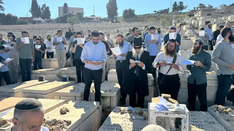 Hundreds of students visit Rabbi Kook’s gravesite