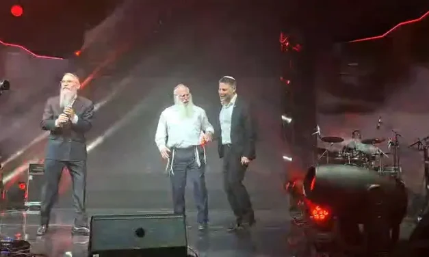 Fried, Rabbi Smotrich, and the minister lead thousands in joyous dancing | Watch