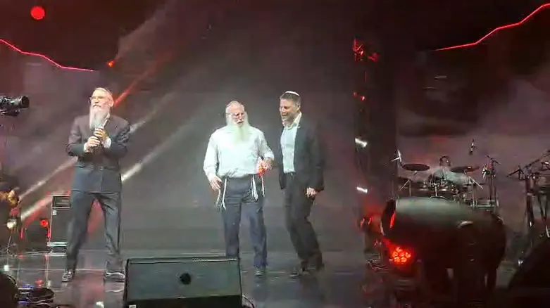 Fried, Rabbi Smotrich, and the minister lead thousands in joyous dancing | Watch
