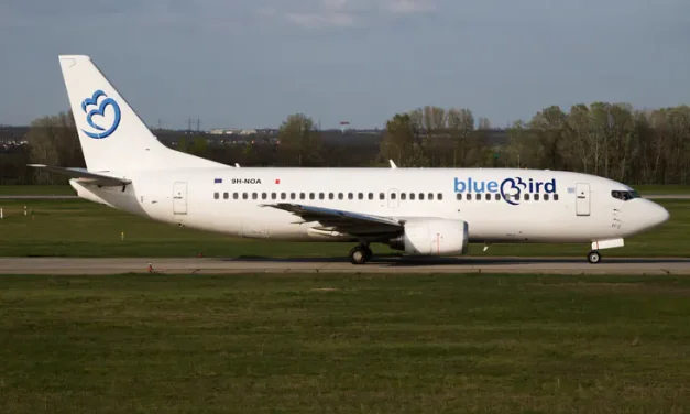 Passengers trapped on hot plane for 2 hours