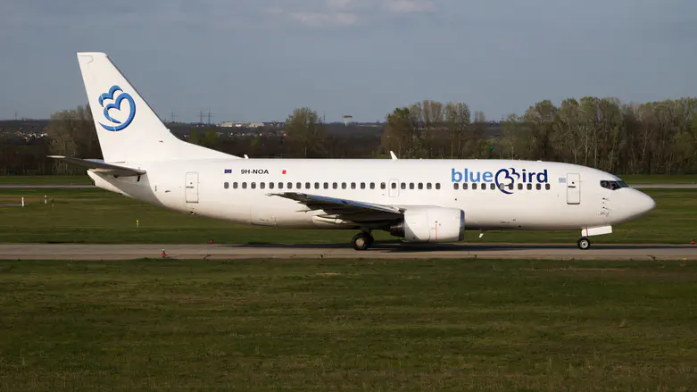 Passengers trapped on hot plane for 2 hours