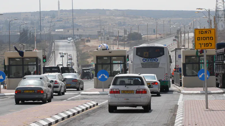 Protesters rush to IDF checkpoint over arrest – Police: Car was stolen