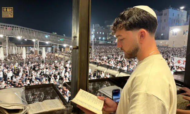 50,000 at Western Wall Selichot: Captivity survivors Kupershtein and Berger participate
