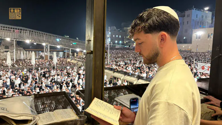 50,000 at Western Wall Selichot: Captivity survivors Kupershtein and Berger participate