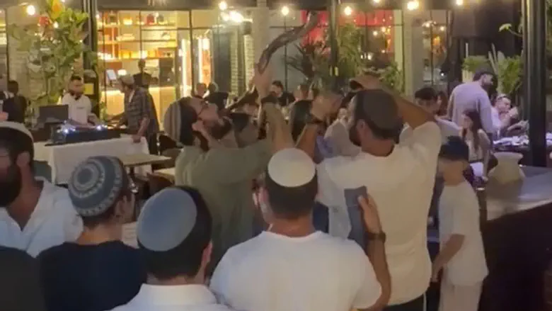 After attack over blowing shofar: Show of support for restaurant in Savyon