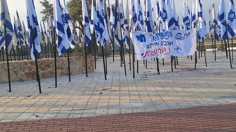 Vandals tear down Israeli flags – activists return with 50 more