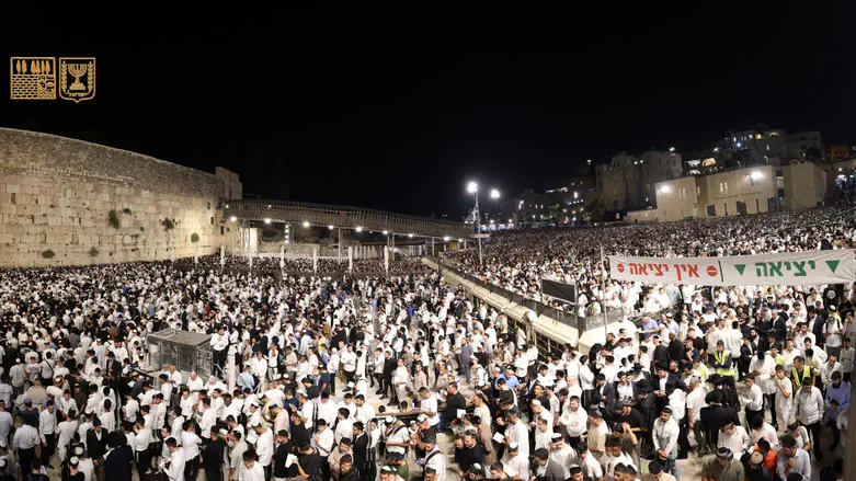 Tens of thousands at Western Wall Selichot as hostage survivors join prayer