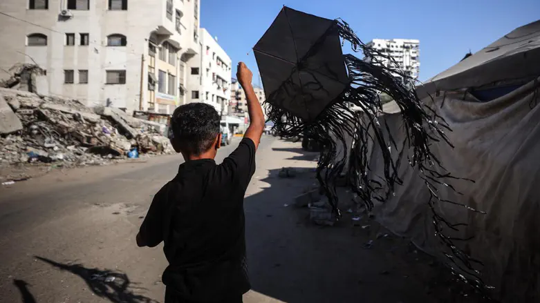 ‘Israel returns to containment’: Additional kite from Gaza found in Gaza envelope
