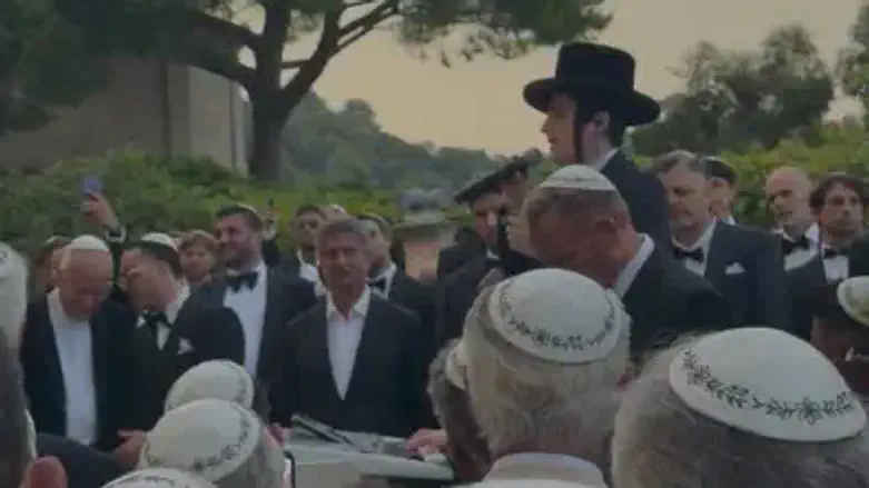 Watch: Hassidic singer moves guests at Omer Adam’s wedding