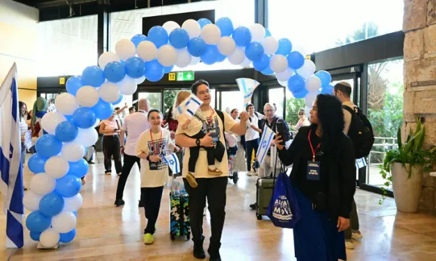 Moving: North America olim sing Hatikva upon arriving in Israel