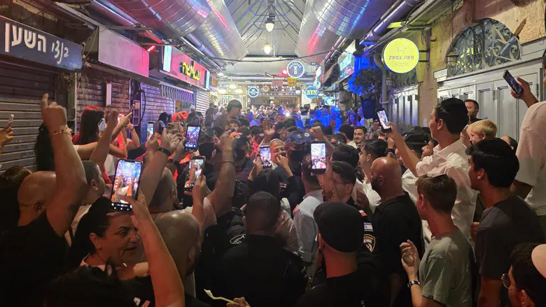 Watch: Ben Gvir dances with revelers at Jerusalem Market