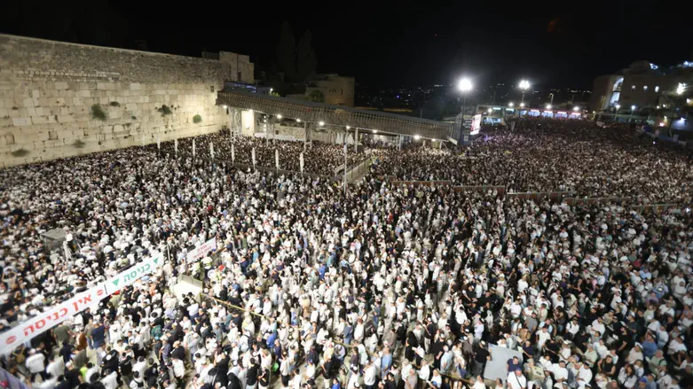 Tens of thousands gather at Western Wall for major Selichot service
