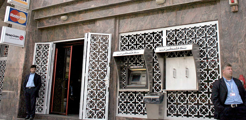Israeli banks postpone cutting ties with Palestinian Authority