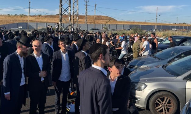 Haredi protesters to block Highway 4, Jabotinsky Street in Bnei Brak over draft dodger detention