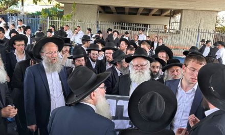 Bnei Brak Municipality allegedly blocked road with dumpsters before Shabbat in protest – report