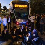Hundreds of haredim protest Jerusalem light rail expansion, attempt to enter construction site