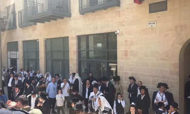 Avigdor Liberman joins supporters as haredi protesters target Jerusalem café for fifth week