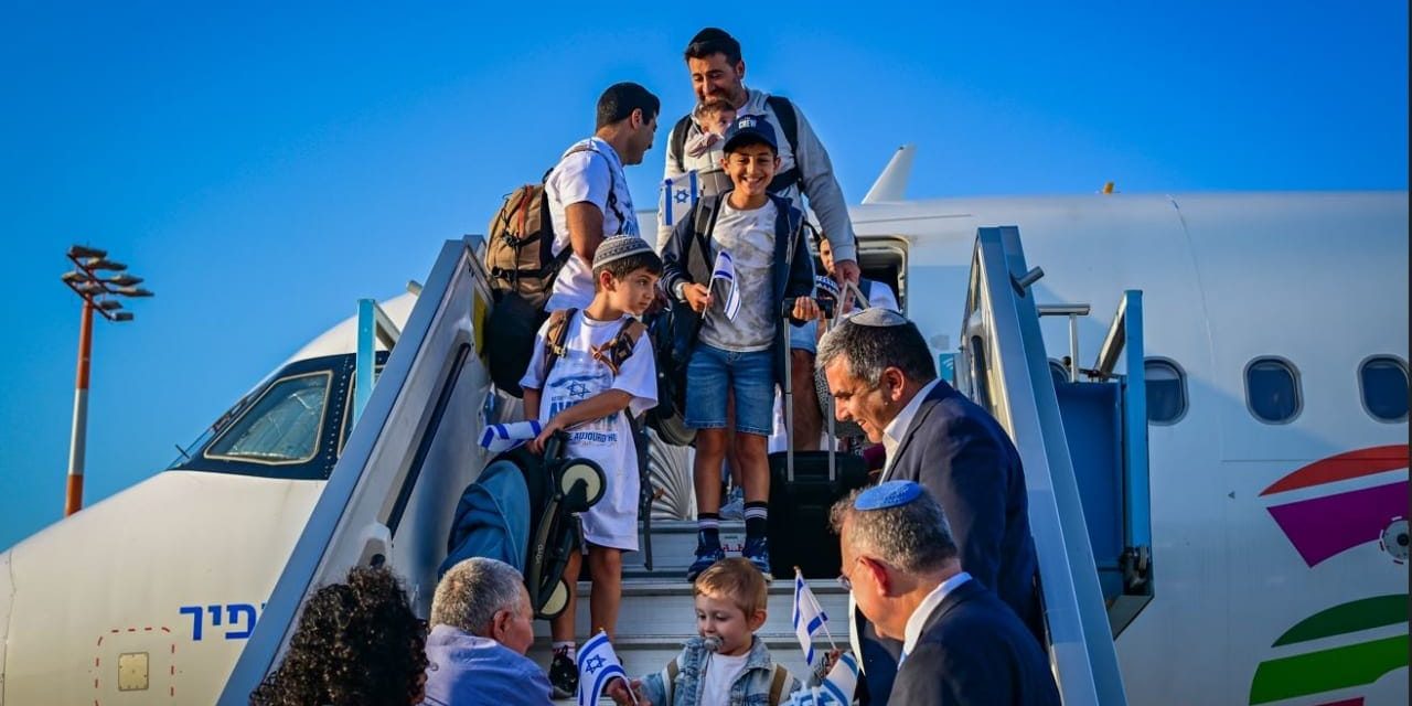 Jewish Agency CEO: While Israel is at war, making aliyah is the greatest act of courage  – opinion