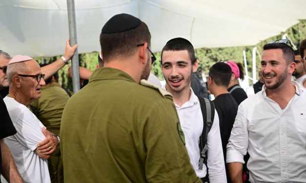 Hundreds of haredim arrive at Tel Hashomer to enlist in IDF as anti-draft protesters gather