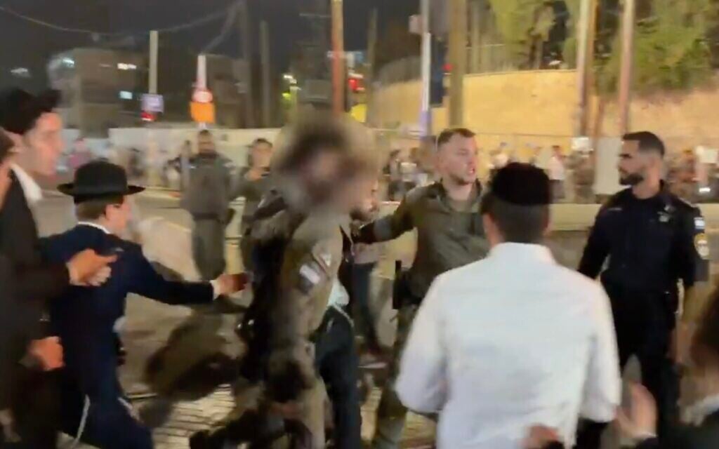 Haredi extremists riot against Jerusalem Light Rail construction; at least 2 arrested