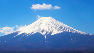 Father leaves 7-year-old alone on Mount Fuji to keep climbing
