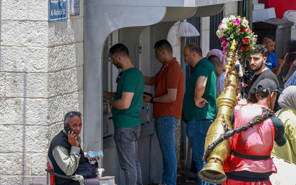 Palestinian banking crisis averted, as Israeli bank delays plan to halt collaboration