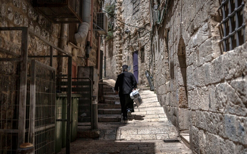 7 detained for spitting at church, vandalizing Muslim graves in Jerusalem Old City