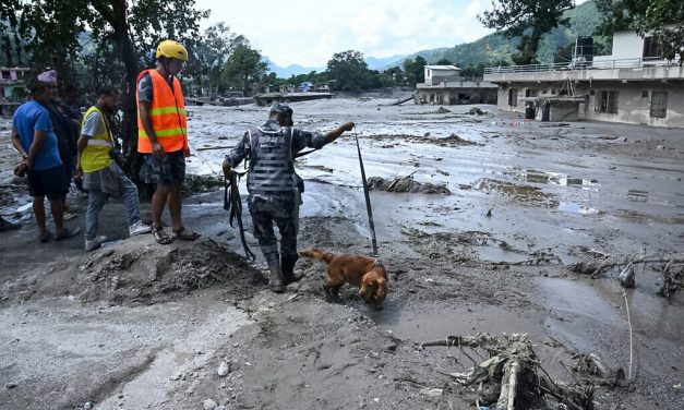Nepal flood death toll rises to 362 as rescuers dig through mud for more than 1,400 missing